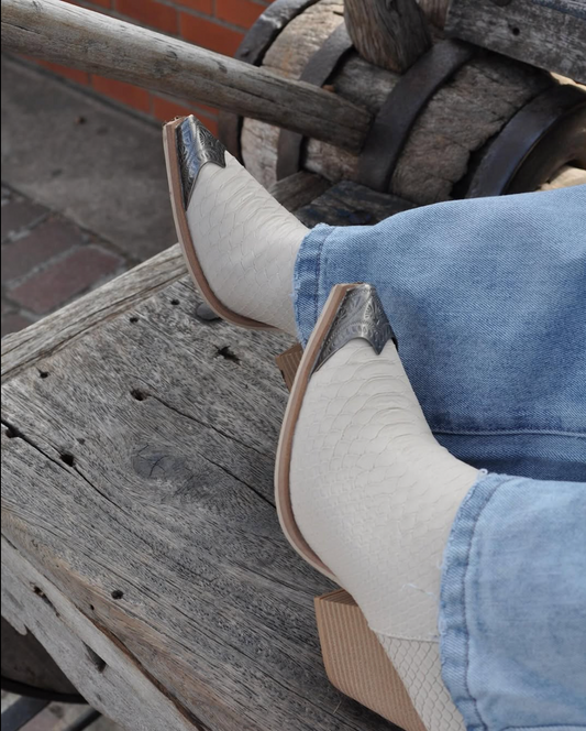 How to Style Western Boots with Everyday Outfits